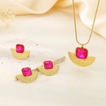 Dettaglio del set di gioielli placcati oro con cristalli rosa quadrati su seta fine - Rosso (KS220684-LX)