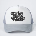 Cappellino trucker Enjoy the Process bianco e grigio con retro a rete e chiusura regolabile - Taglia unica / Grigio e Bianco