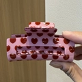 Pince à cheveux rectangulaire rose avec motifs de cœurs rouges pour coiffure douce - Base Rose Uniforme Cœur Rouge