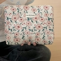 Gewatteerde cosmetische tas in crème met roze bloemmotieven en ritssluiting - Clutch Bag
