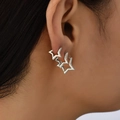 Minimalistische zilveren ster oorringen set gedragen door een model in trendy geometrisch design - 5934001HB/Gouden Ster Oorbellen