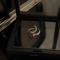Anello a serpente d'argento con gemma rossa a goccia in una confezione regalo nera - Stile Coda di Gatto (猫尾巴戒指)