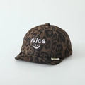 Dettaglio del cappellino neonato leopardato con visiera morbida e ricamo sorriso - 50cm / Nice Sorriso / caffè