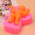 Roze astronaut siliconen mal en oranje figuur met gedetailleerde textuur van ruimtepak - Astronaut Steekt Handen Op Stijl (1)