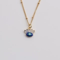 Goldene Evil Eye Halskette mit Zirkonia Krone Anhänger auf neutralem Hintergrund - 40+5CM Perlenkette / Blaugrün
