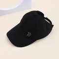 Détail de la casquette noire en coton avec broderie P et ouverture pour queue de cheval - Style Lettre P - Noir