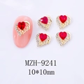 Makroansicht von MZH-9241 goldenem Herz Nagelkunst Anhänger mit rotem Edelstein und Love - 9241 Rot (Goldbasis)