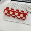 Vue rapprochée du tissu matelassé à damier rouge et blanc et détail de la fermeture - Plaid Rouge