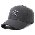 Dunkelgraue Baseballkappe mit weißer 3D-Stickerei K aus hochwertigem Baumwoll-Twill-Stoff - Grau