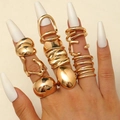 Detailaufnahme von goldenen Lavaringen und polierten unregelmäßigen Metallbändern am Finger - Goldene Geometrische Stromlinienringe (4938)