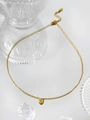Nahaufnahme einer 18K vergoldeten Kette mit Zirkonia-Anhänger auf Kristallgrund - Edelstahl/Zirkonia / Goldener Strass-Stil