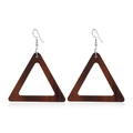Vue détaillée de boucles d'oreilles triangulaires en bois marron avec crochets - #17 Brun Foncé Plein Triangle