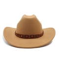 Détail du chapeau en feutre de laine camel avec ruban en cuir tressé et rivets - M (56-58cm) / Chameau