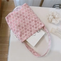 Detailansicht der rosa Stofftasche mit Herzprägung und Simple Wish-Etikett auf dem Tisch - Rosa Herz