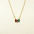 Detalle de collar dorado con gemas rojas, moradas y verdes en corte marquesa vertical - 3 Circonia (NE1618)