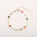 Dettaglio del bracciale dorato con margherite colorate e ciondoli a forma di cuore cavo - Cuore di Margherita Multicolore