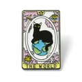 Broche de tarot en émail avec un chat noir sur la carte Le Monde au design coloré - Tarot The World