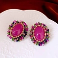 Detalle de pendientes ovalados vintage con resina magenta y cuentas de colores - Estilo de poste de pendiente de plata / Rosa Rojo