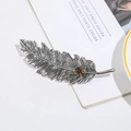Fermaglio vintage a piuma d'argento con piccola ape dorata, stile foresta rustica - Decorazione Ape / Ape Foglia Argento Antico