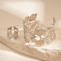 Gedetailleerde weergave van ginkgobladgravure op de zilveren armband en ringenset - Armband Ring Set (Zilver) / Zilver