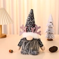 Dettaglio di uno gnomo di Natale con paillettes, corna di renna e luci decorative - Argento