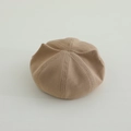 Detailopname van beige gebreide baret met verticale strepen en schattige kattenoren voor baby - 50-52cm (2-4 jaar) / Khaki