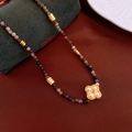 Détail du pendentif trèfle doré avec perles blanches et perles colorées du collier - 16# Collier - Trèfle à Quatre Feuilles Multicolore