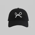 Gorra de béisbol de algodón negro con bordado minimalista de lazo blanco frontal - Gorra de Béisbol con Bordado de Lazo Lineal / Negro