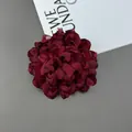 Detail van een 10 cm bordeauxrode meerlaagse stoffen bloemspeld met realistische bloemblaadjes - Bordeauxrood