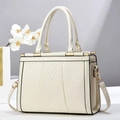 Sac à main chic beige en similicuir grainé avec surpiqûres en V et détails dorés - Blanc Cassé