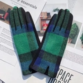 Guanti invernali a quadri verde e blu con funzione touch screen e spacco alla moda sul polso - Taglia unica / Verde