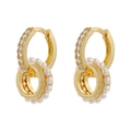 Macro shot of gold-plated clover earrings with white pearls and micro-paved zircons - Double Circle Pearl Zirconia Style (VE1135) / Gold