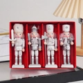 Lot de quatre casse-noisettes en bois argent et blanc dans un coffret cadeau rouge - Argent (Ensemble de 4)