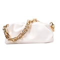 Elegante bolso nube blanco crema con cadena dorada gruesa y diseño de pliegues suaves - Blanco
