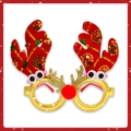 Vue détaillée des lunettes de fête en feutre renne avec bois en peluche rouge et paillettes - Cornes de Renne Rouges