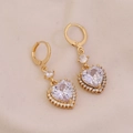 Elegante goldene Herzohrringe mit funkelnden Kristallen und runden Steckern für Damen - Weiß