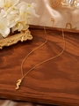 Detalle del collar con colgante de caballito de mar dorado en bandeja de madera - Znh1596 Oro