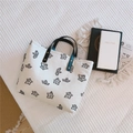 Dettaglio ricamo farfalla su borsa tote in tela crema con manici in pelle nera - Stile Ricamo Farfalla Bianco Crema (残叶小花)