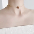 Collana con rosa placcata oro 18 carati per donna con ciondoli a fiori traforati - Collana Camelia Dorata (8952)