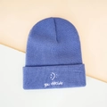 Detail einer blauen Strickmütze mit feinen Rippen und weißem 'you decide' Stickerei-Logo - M (56-58cm) / Denim-Blau