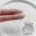 Detailansicht von 0,4mm silbernen Metall-Mikroperlen für DIY Nailart in einer Box - 0.4mm Silber ca. 3g