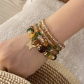 Detail von böhmischen Perlenarmbändern mit goldenem Schmetterlingsanhänger am Handgelenk - Schmetterling Anhänger Mehrschichtiger Stil (1# Gemischtes Grün) / 1# Gemischtes Grün