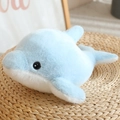 Süßes Plüsch-Delfin-Spielzeug in Hellblau und Weiß aus weichem Stoff auf Matte - Blauer Delfin / 28cm