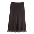 Jupe midi élégante en satin marron foncé avec bordure en dentelle sur fond blanc - XS / café