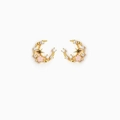 Dettaglio di orecchini a stella e luna placcati oro 18K con zircone rosa e piccoli cristalli - Orecchini a Bottone Stella Luna con Zircone Rosa