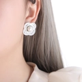Boucles d'oreilles fleur en argent avec perle centrale et texture métallique martelée - Perle Martelée Fleur d'Argent (F600)