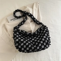 Bolso tote de mezclilla a la moda con patrón de damero en blanco y negro y flecos - Negro