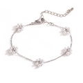 Bracciale a catena in argento con cinque margherite di perle bianche e chiusura a moschettone - Oro Bianco