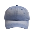 Detail van lichtblauwe distressed denim baseballpet met vintage versleten effecten - Lichtblauw