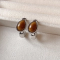 Pendientes de gota plateados con piedras ámbar sobre expositor beige - Aguja De Plata N.° 8 - Plata - Baño De Oro Auténtico